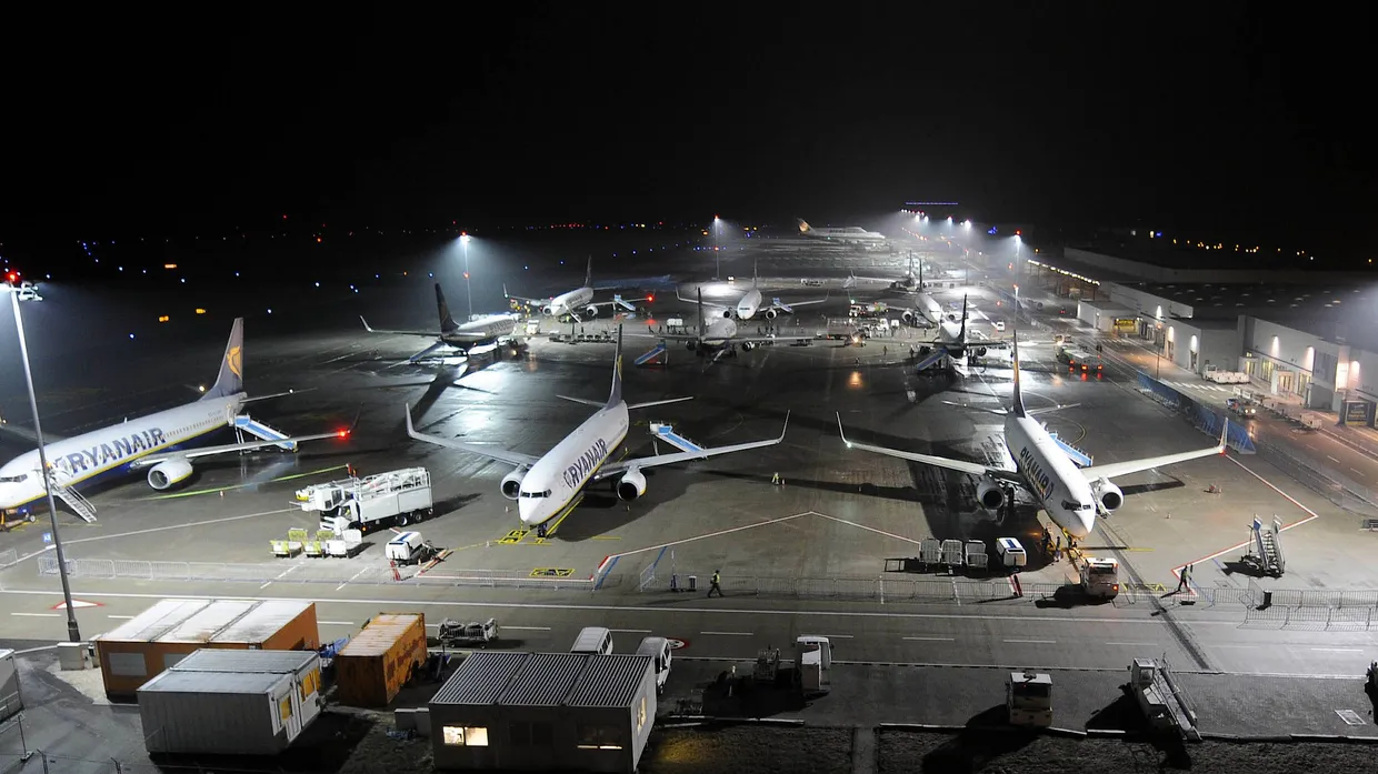 Flugzeuge auf dem Vorfeld des Flughafens Frankfurt-Hahn