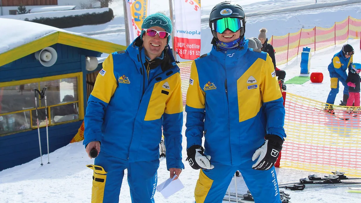 Skilehrer Christian Blasl (links) und seine Kollegen sind nur noch wenige Tage auf den Piste anzutreffen.