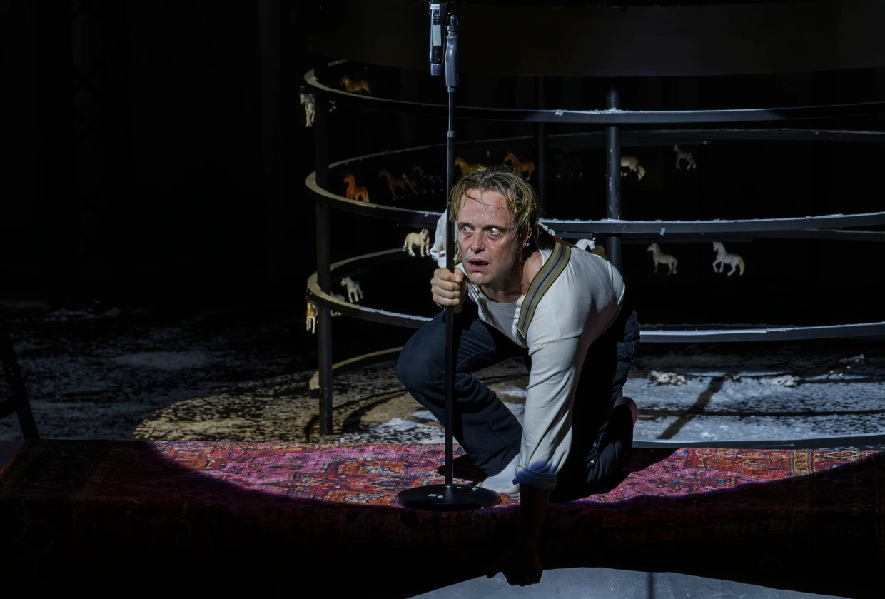  August Diehl als Dr. Garin in Serebrennikovs „Schneesturm“