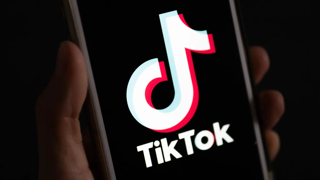 Daten von Tiktok-Nutzern wurden an China weitergereicht, weswegen Tiktok nun von der irischen Datenschutzbehörde bestraft wird.