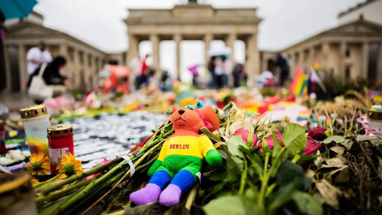 Vor dem Brandenburger Tor in Berlin ist ein Ort der Trauer um die Opfer des Anschlags auf den CSD entstanden.