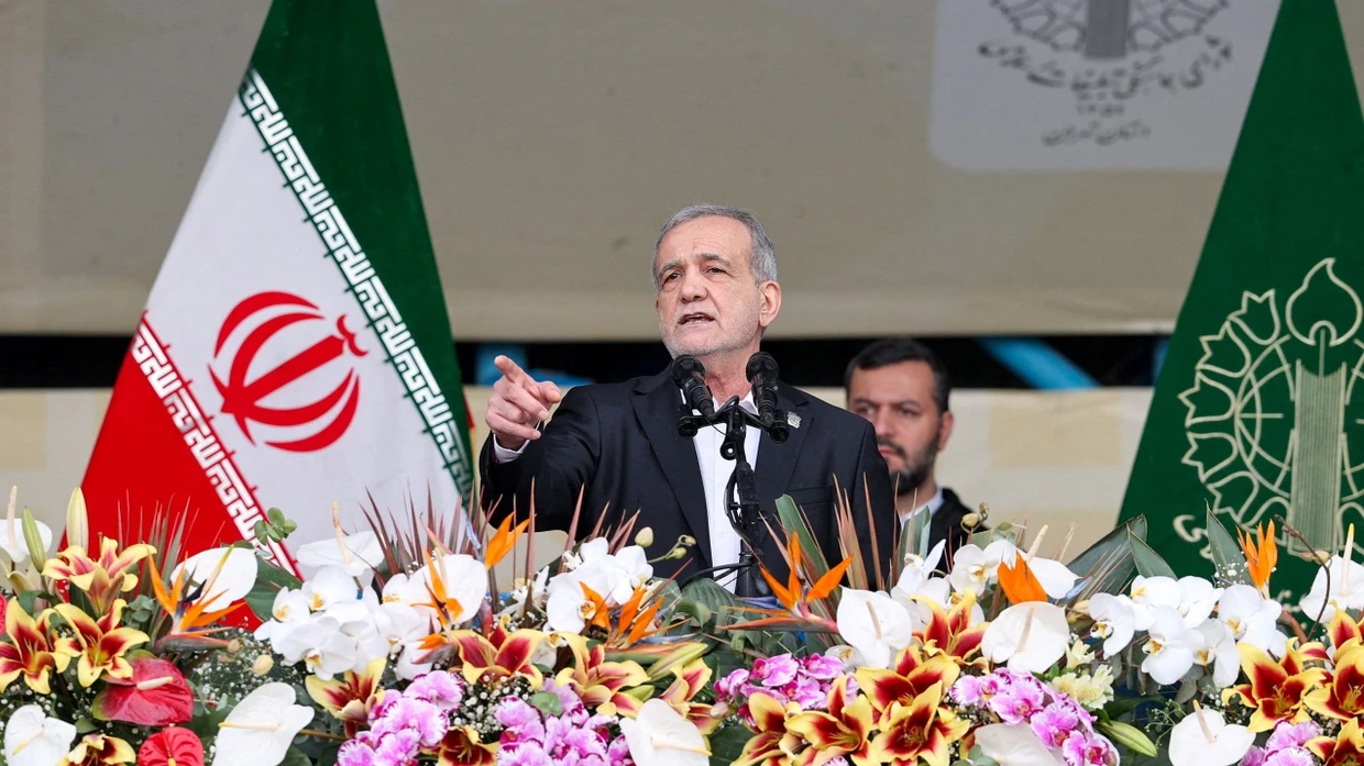 Irans Pr&auml;sident Massud Peseschkian im Februar in Teheran