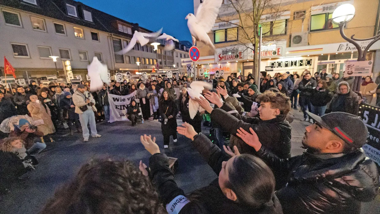 Sie wollen nicht vergessen: Tausend Demonstranten erinnern am 15. Februar auf dem Marktplatz an den Anschlag