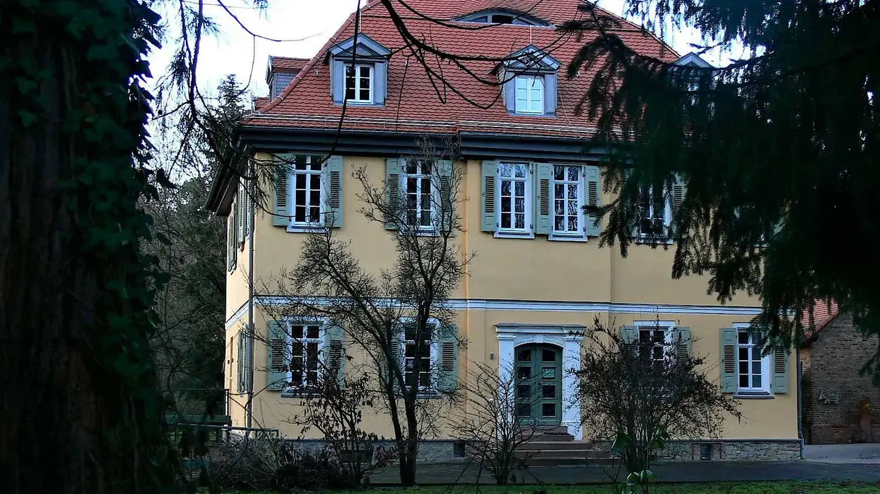 Schick: Nach umfassender Renovierung präsentiert sich die benachbarte Försterei in neuem Glanz.