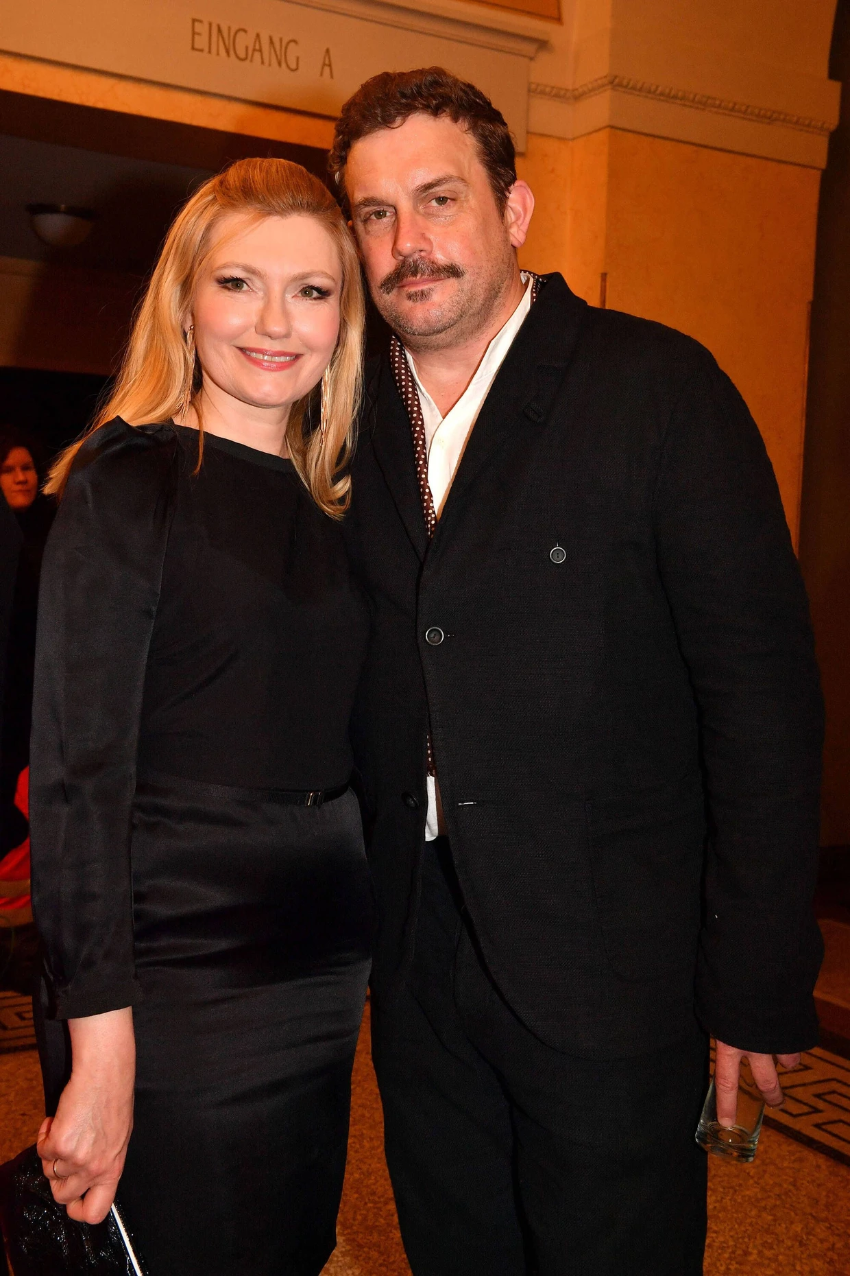 Ehefrau Johanna Christine Gehlen sollte ein Auge auf Sebastian Bezzel halten.