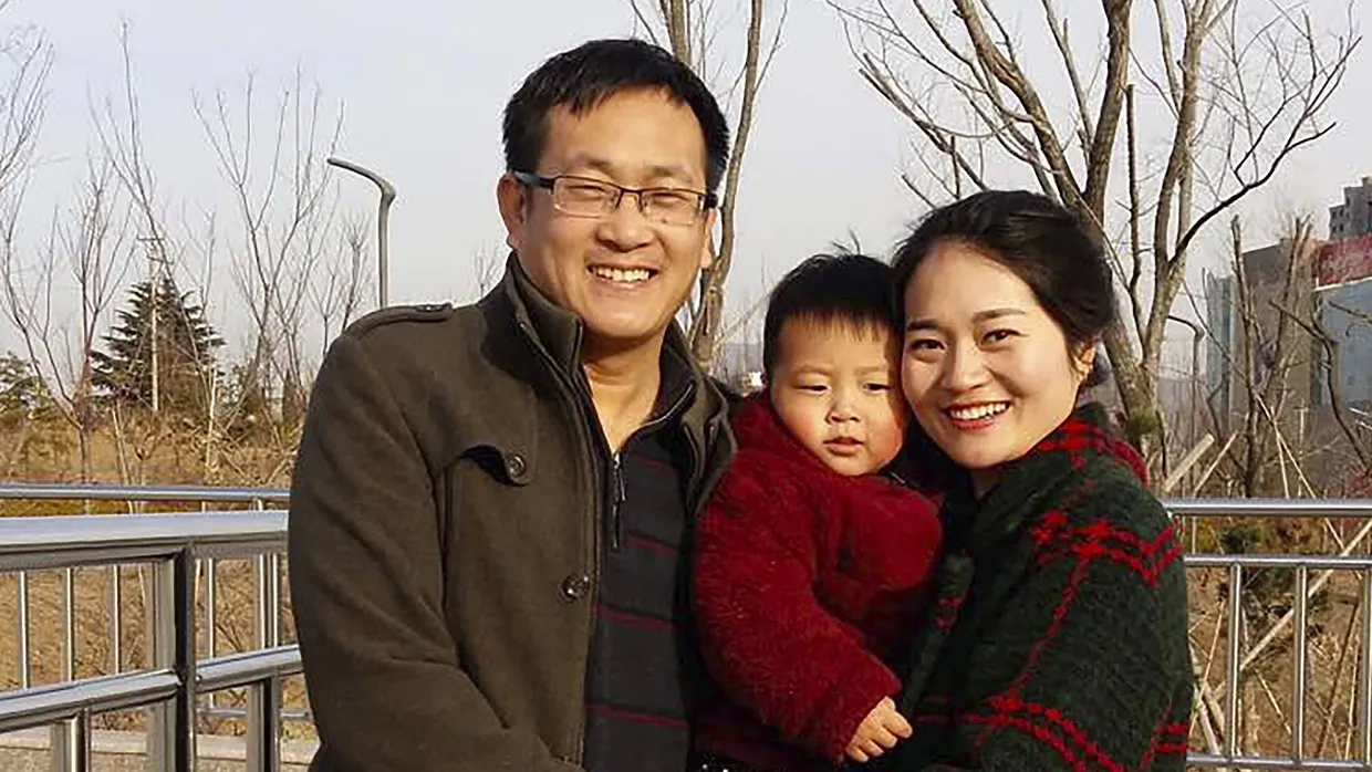 Bild aus einer besseren Zeit: Auf diesem im Februar 2015 von Li Wenzu herausgegebenen Foto stehen Wang Quanzhang (links) und seine Frau Li Wenzu für ein Foto mit ihrem Sohn in einem Park in Ostchina’s Shandong Provinz.