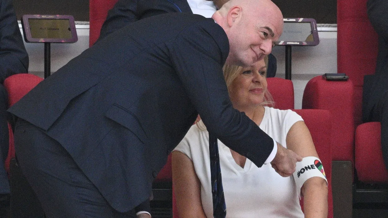 Bitte recht freundlich: FIFA-Präsident Gianni Infantino posiert mit Bundesinnenministerin Nancy Faeser und zeigt auf die den Spielern verbotene „One Love“-Binde.