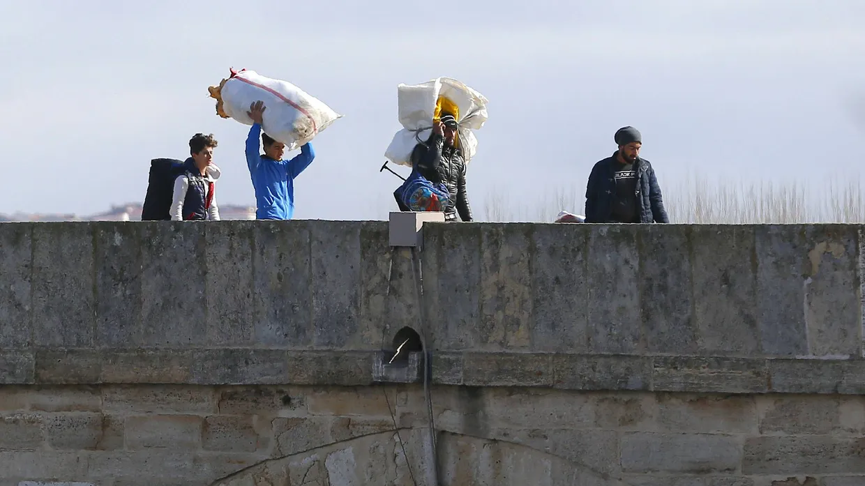 Migranten gehen über eine Brücke nahe der türkisch-griechischen Grenze.