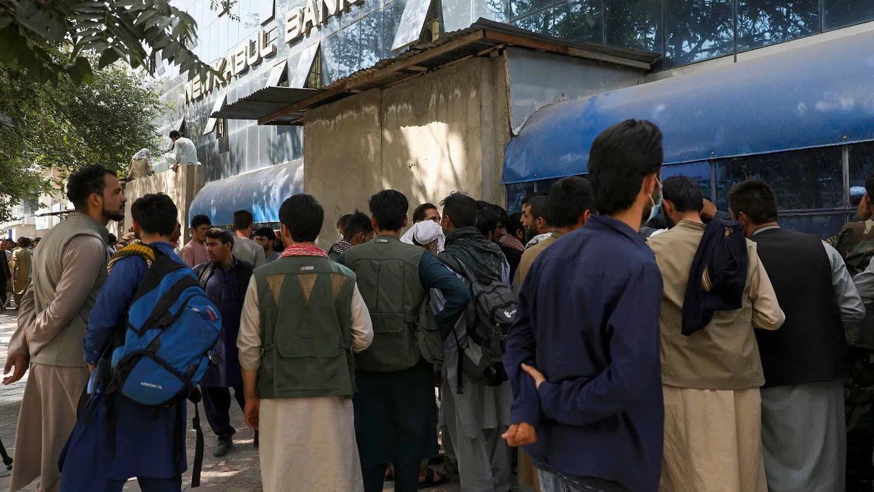 Vor dem Einzug der Taliban in Kabul: Afghanen standen stundenlang Schlange vor einer Bank in Kabul,um Geld abzuheben.
