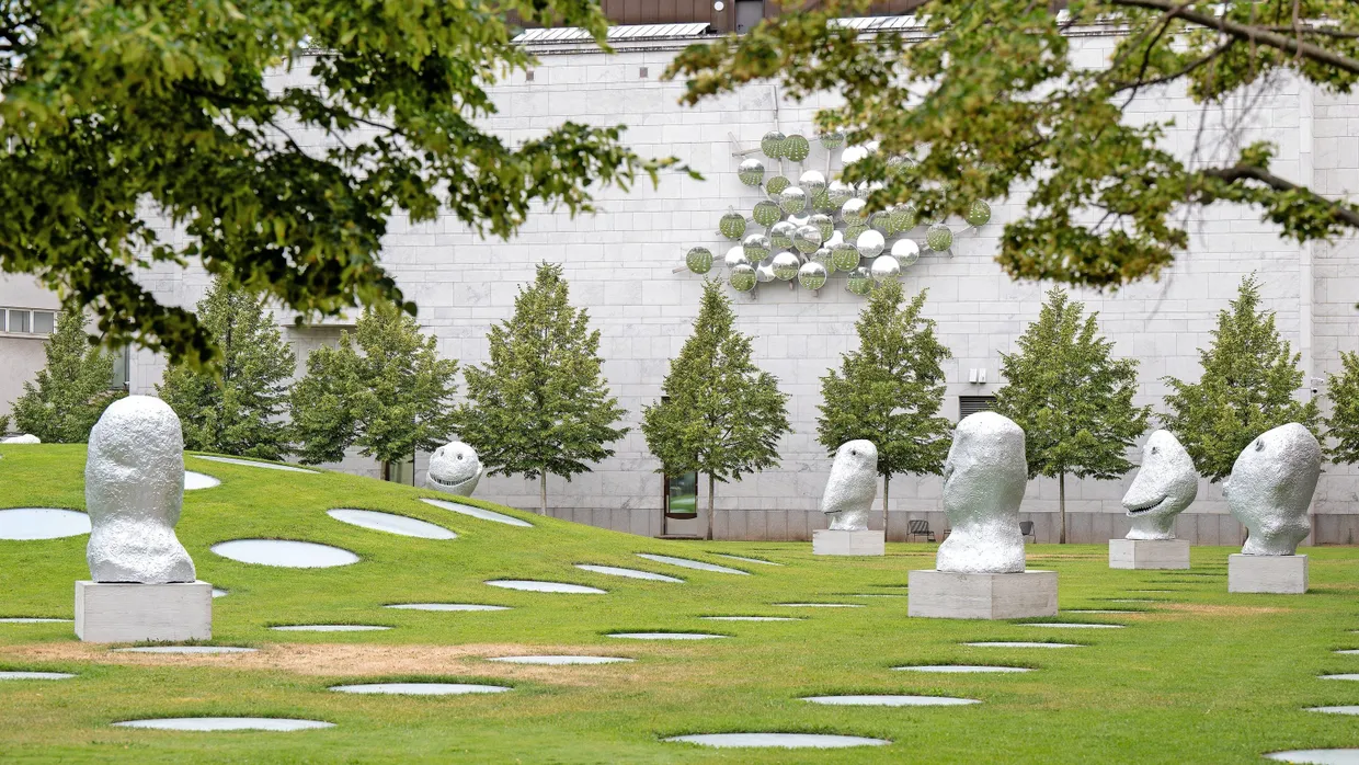 Rund um den Hügel des Städelgartens arrangiert: Ugo Rondinones lebensgroße Aluminium-Masken der Serie „sunrise.east“(2005)