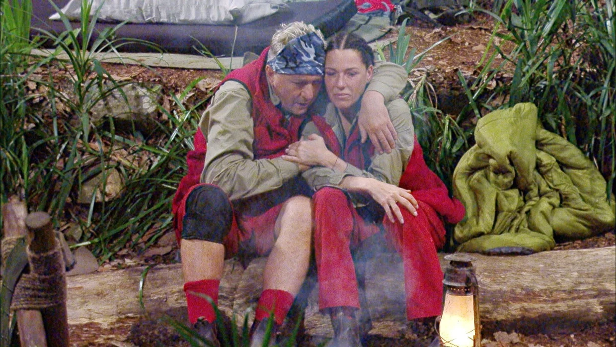 Simone Ballack und Hubert Fella am Lagerfeuer