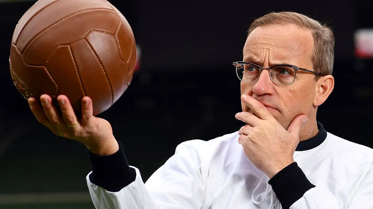 Wigald Boning und der Ball – zu sehen in „Deutschland - Deine Fußballseele“ im Jahr 2018.