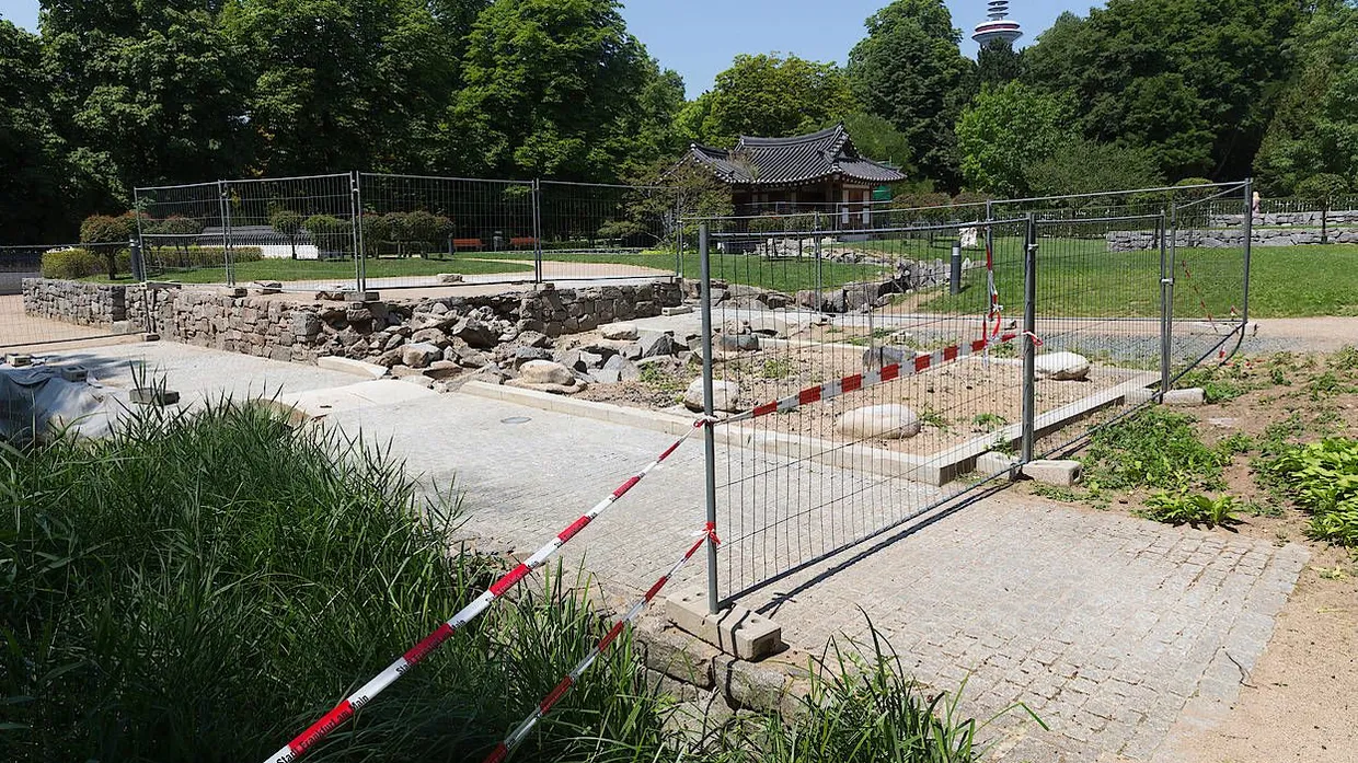 Verlust: Der abgebrannte Pavillon im Koreanischen Garten ist abgetragen, der zweite im Hintergrund wird saniert.