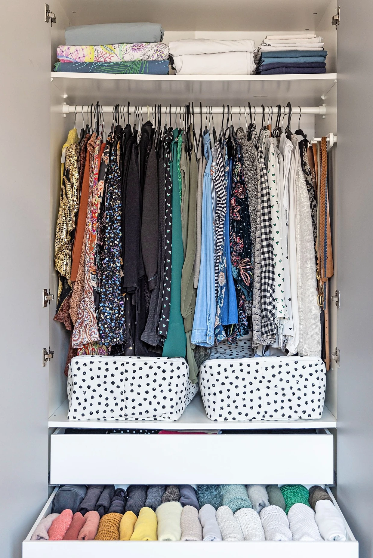 Wer hat aufgeräumt? Laut einer Harvard-Studie sind Menschen später im Leben erfolgreicher, die früher im Haushalt mitgeholfen haben. Also los!