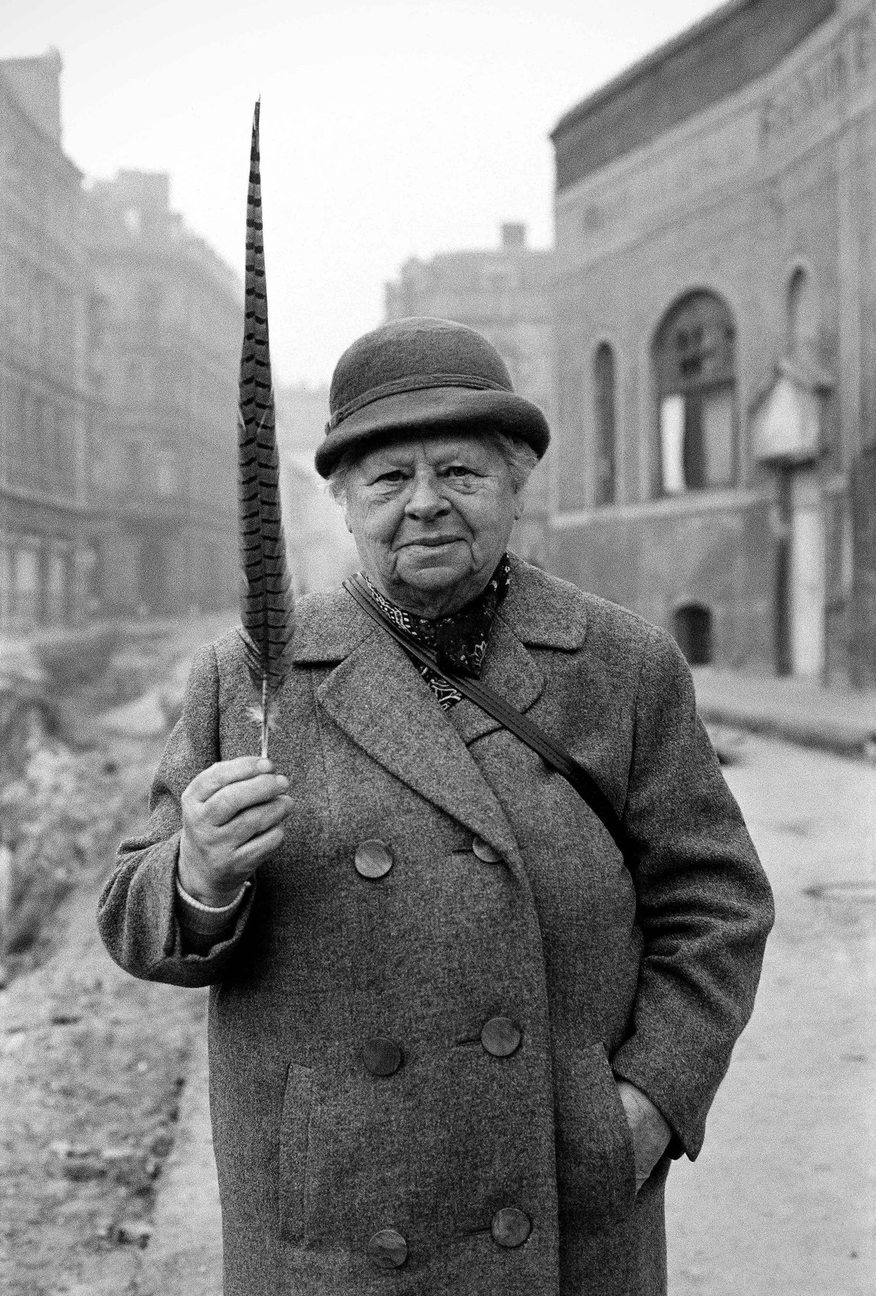 Ziemlich sicher schmückt diese Frau sich nicht mit fremden Federn: Helga Paris’ Porträt aus der Serie „Häuser und Gesichter, Halle“, 1983-1985