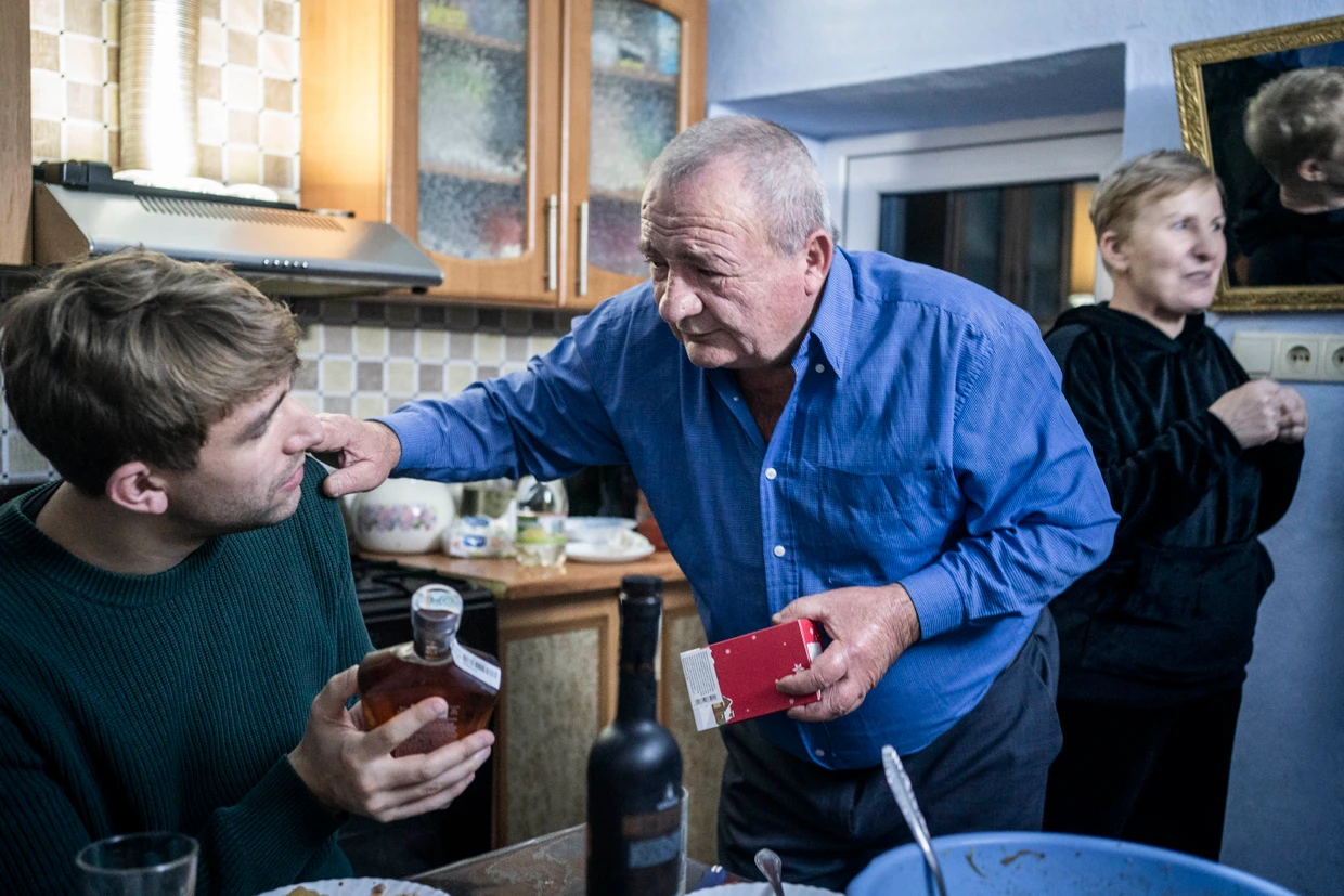 Iwan übergibt ein Geschenk an den Autor. Im Hintergrund steht seine Frau Marina.