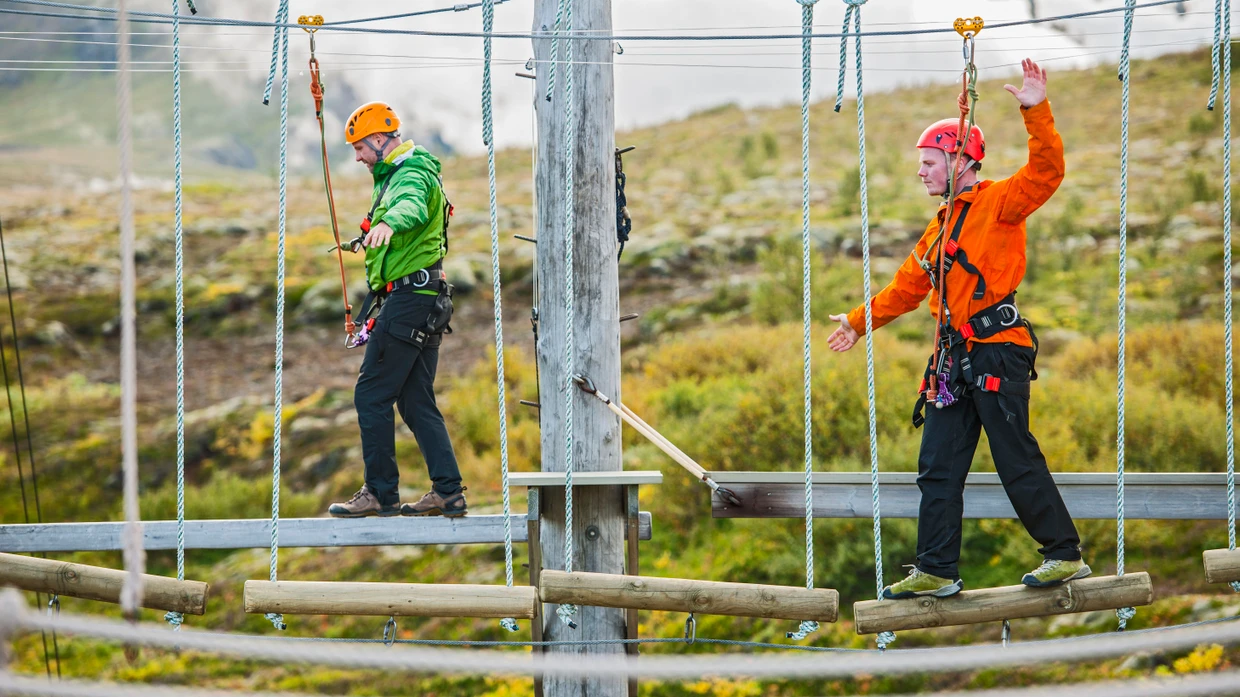 Nicht für jedes Team geeignet: Wer mit seinem Team in einen Klettergarten geht, sollte schwindelfrei sein.