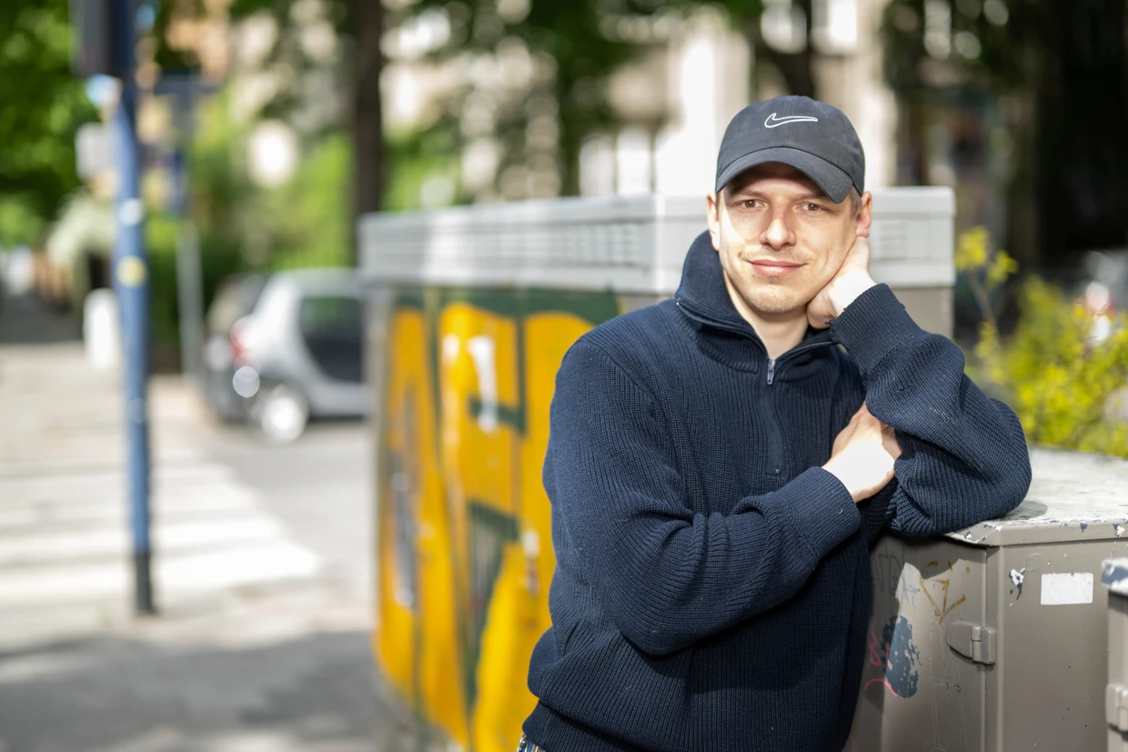 Porträt Max Brück, bildender Künstler, an der Ecke Ludwigstraße/ Andrestraße in Offenbach m Main am Montag, 04.05.2026