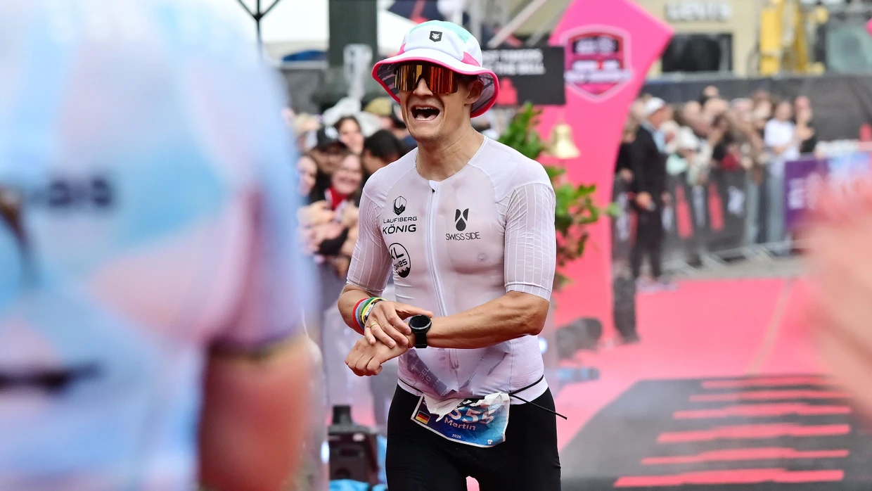 Gleich der Griff zur Uhr: An der Ziellinie des Ironman Hamburg stoppt Triathlet Martin Kodewitz zuerst seine Laufuhr. Die gespeicherten Daten sind bereit für den Upload.