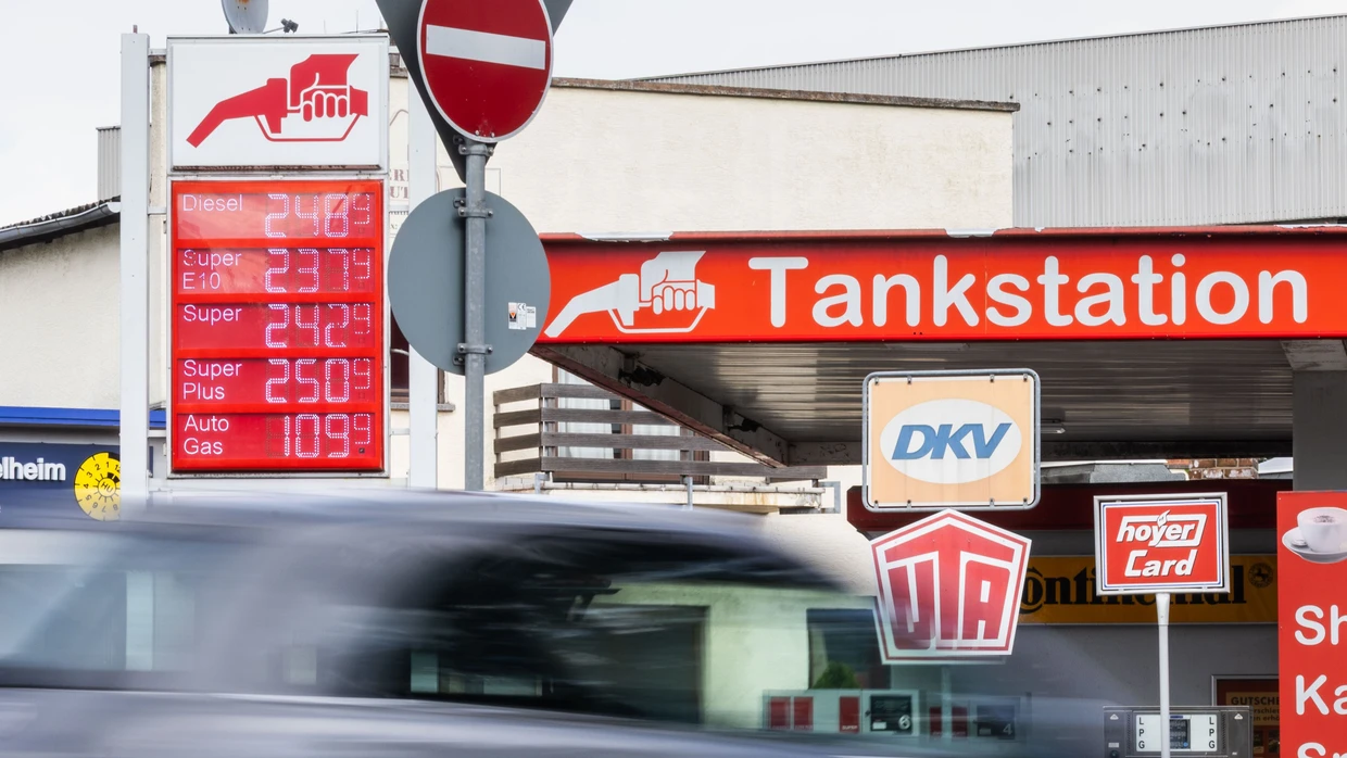 Nichts wie weg: Die Spritpreise laden nicht zum Tanken ein.