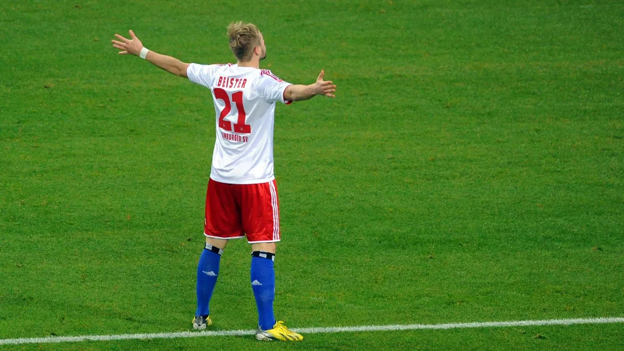 Die Pose des Pistoleros: Maximilian Beister nach seinem Tor zum 1:0