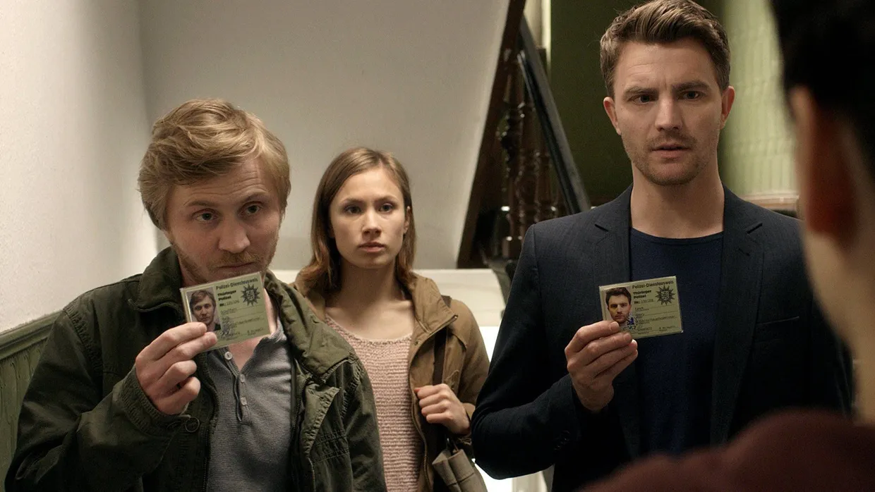 Hello und Goodbye aus Erfurt: Friedrich Mücke (rechts) und Alina Levshin (Mitte) verabschieden sich vom „Tatort“