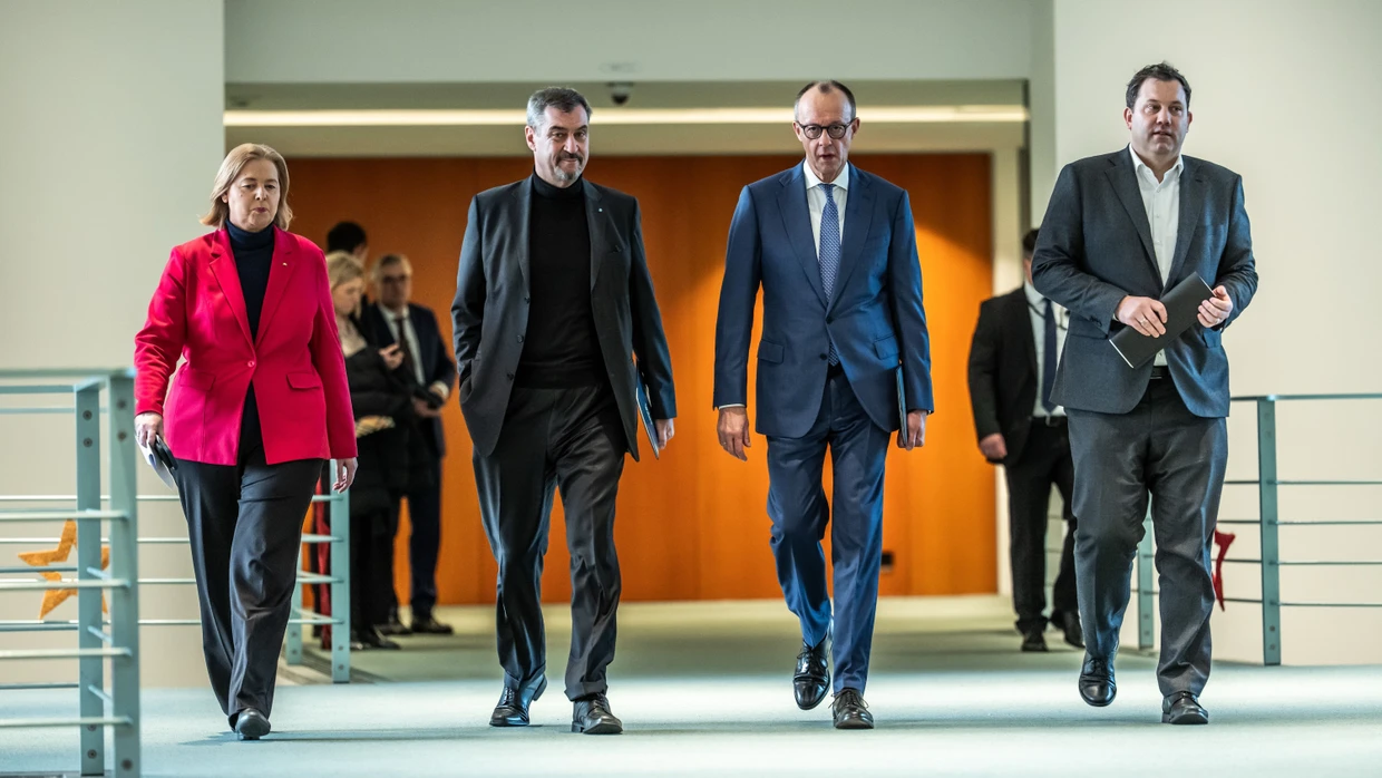 Bundeskanzler Friedrich Merz (2.v.r., CDU) mit Lars Klingbeil (r., SPD), Bundesminister der Finanzen, Bärbel Bas (SPD), Bundesministerin für Arbeit und Soziales, und Markus Söder (CSU), Ministerpräsident von Bayern und CSU-Vorsitzender (Archivbild)