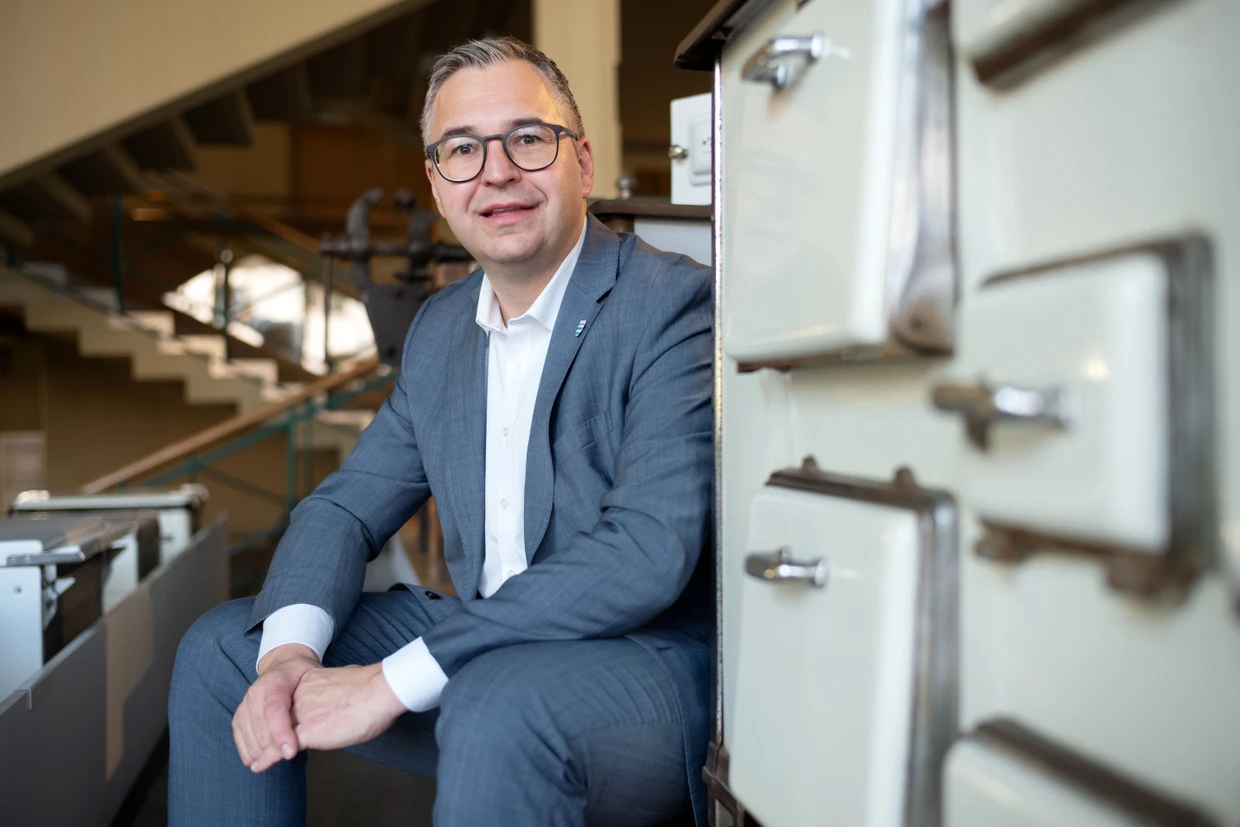 Brettens Oberbürgermeister Nico Morast neben historischen Neff-Herden im Rathaus: „Die Begründung der Geschäftsführung für die Schließung liegt mir bis heute nicht vor.“