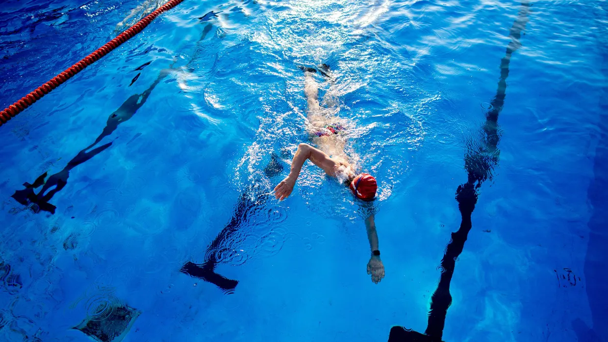 Acht Menschen klagten über Unwohlsein nach dem Schwimmen.