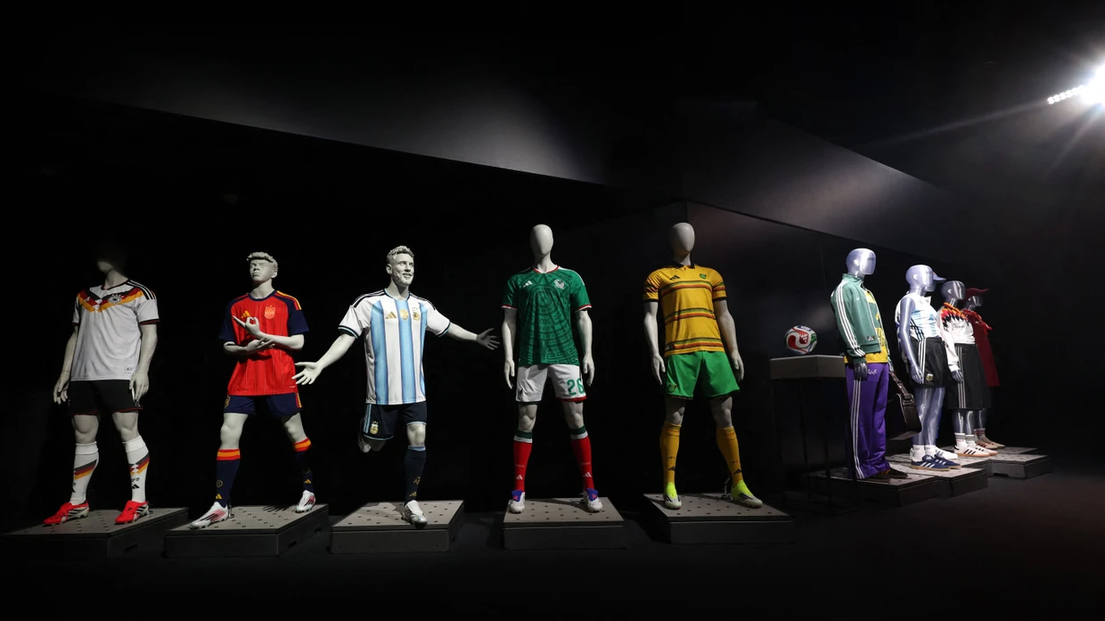 Mehr als nur ein Trikot: Für Sportartikelhersteller ist es entscheidend, welche Fußballteams sie ausstatten.