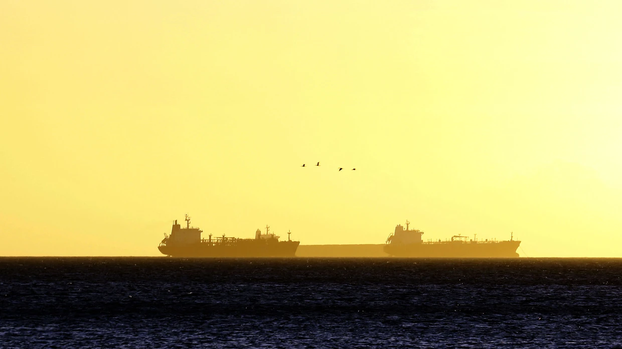 Derzeit ein Bild aus der Vergangenheit: Eine Gruppe von Öltankern wartet bei Sonnenuntergang auf die Einfahrt nach Guaraguao, um mit Öl versorgt zu werden - ein wichtiger Hafen an der Nordwestküste Venezuelas.