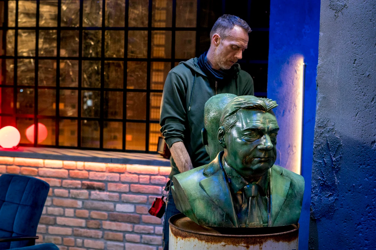 Im Partizán-Studio werden Büsten von Viktor Orbán und&nbsp;Péter Magyar aufgestellt.