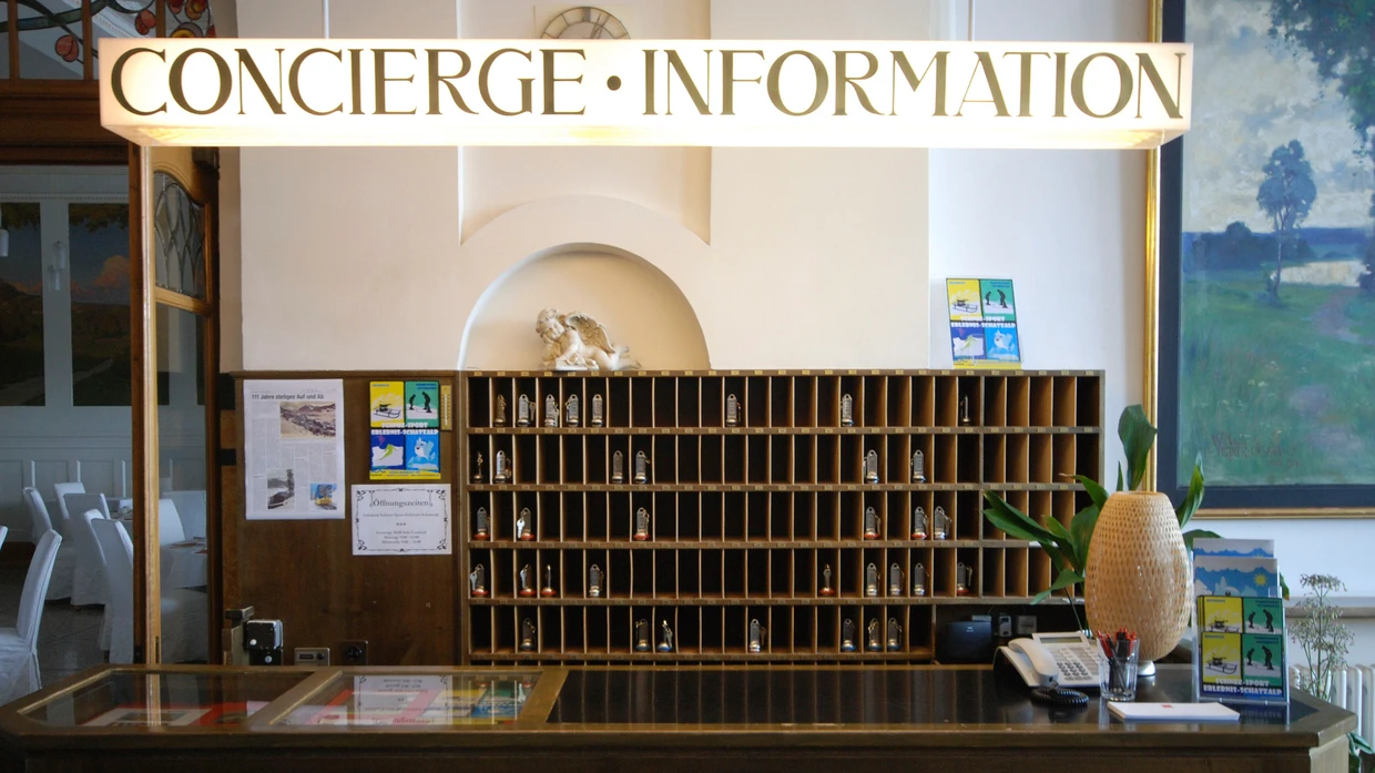 Wie lange kommt der Portier noch? Die Rezeption des Berghotels Schatzalp oberhalb von Davos – Thomas Manns Zauberberg-Inspiration. Foto: Thomas Muncke