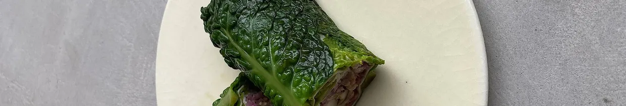 Ten Maki: eingelegter Kohlrabi und Kohl, Tempura-Shiitake-Pilze und Wolfsbarsch, zur Roulade gewickelt in marinierten Wirsingblättern