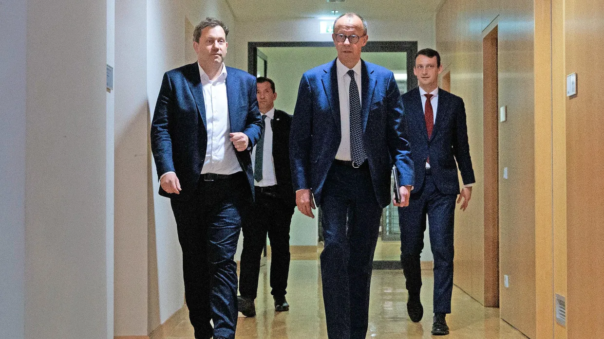 Lars Klingbeil und Friedrich Merz auf dem Weg zu einem Gespräch mit den Fraktionsvorsitzenden der Grünen am Montag in Berlin