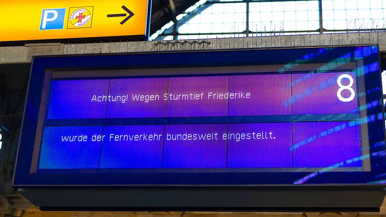 Eine Anzeige im Hauptbahnhof von Frankfurt, nachdem die Deutsche Bahn am Donnerstagnachmittag alle Züge im Fernverkehr abgesagt hat.