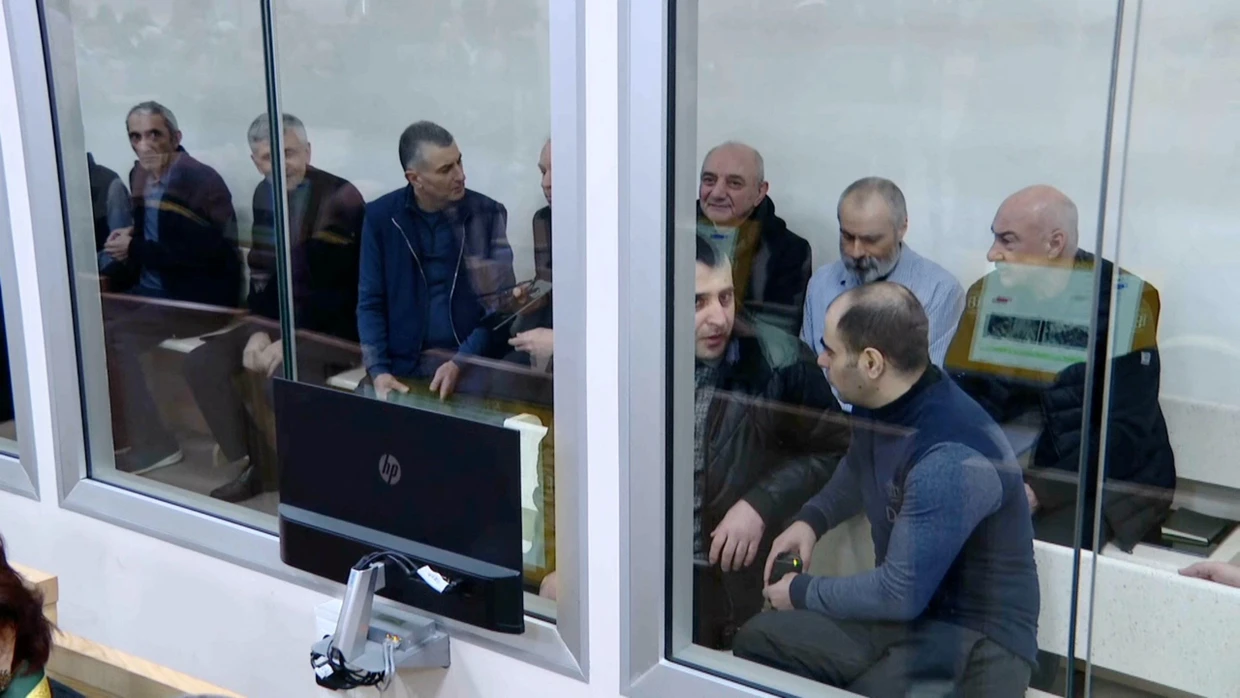 Frühere Politiker aus Nagornyj-Karabach sitzen am 5. Februar 2026 in einem Gerichtssaal in Baku.