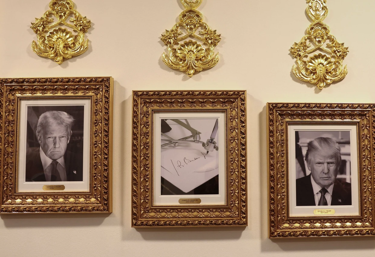 Zwischen echten Kerlen: Mit Trump zur Rechten und Trump zur Linken schrumpft Präsident Joe Biden auf diesem Arrangement in der Kollonade des Weißen hauses zum Unterschriftenautomaten.