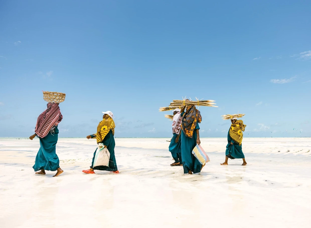 Malerischer, aber harter Alltag: Die langen Wege für Wasser, Holz und Lebensmittel in Tansania dokumentierte Sameer Satchu