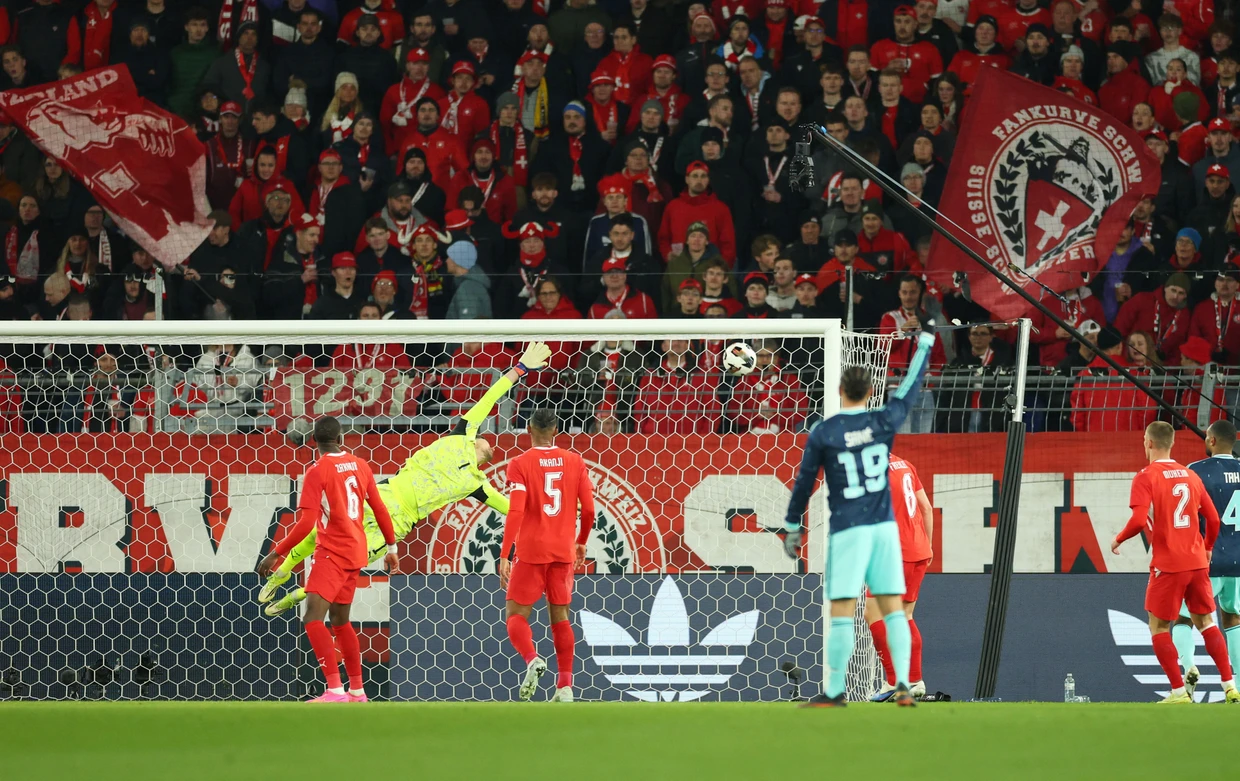 Flug in den Knick: Bei Wirtz' erstem Treffer schlägt der Ball genau im Winkel ein.