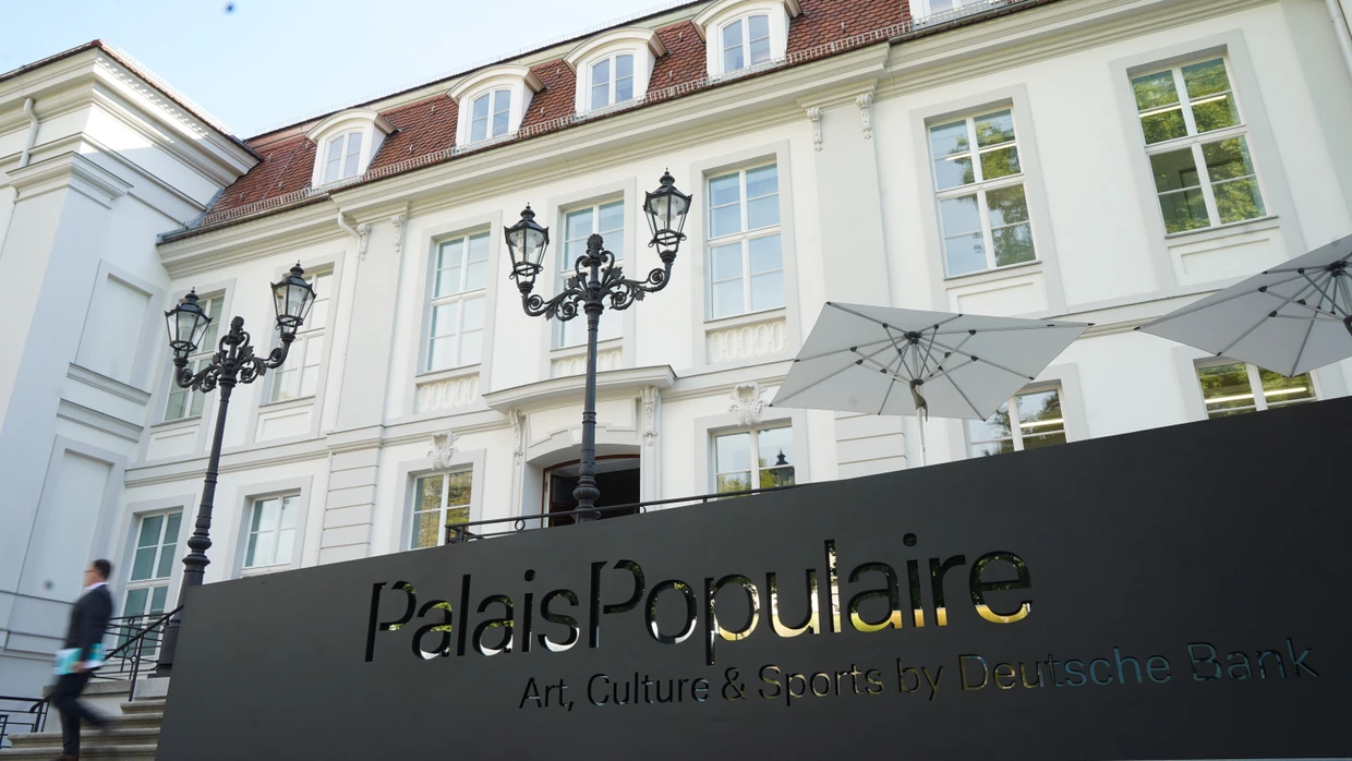 Populär bei Berlinern: Blick auf das Kunstforum PalaisPopulaire Unter den Linden, das die Deutsche Bank am 27. September 2018 eröffnete und nun nach acht Jahren schließt