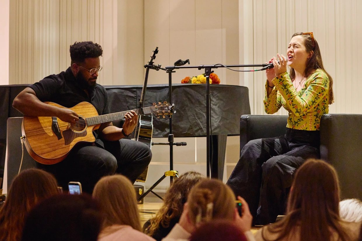 Bei einem exklusiven Konzert im Frankfurter Holzhausenschlösschen stellt die Popsängerin ihr neues Album vor.