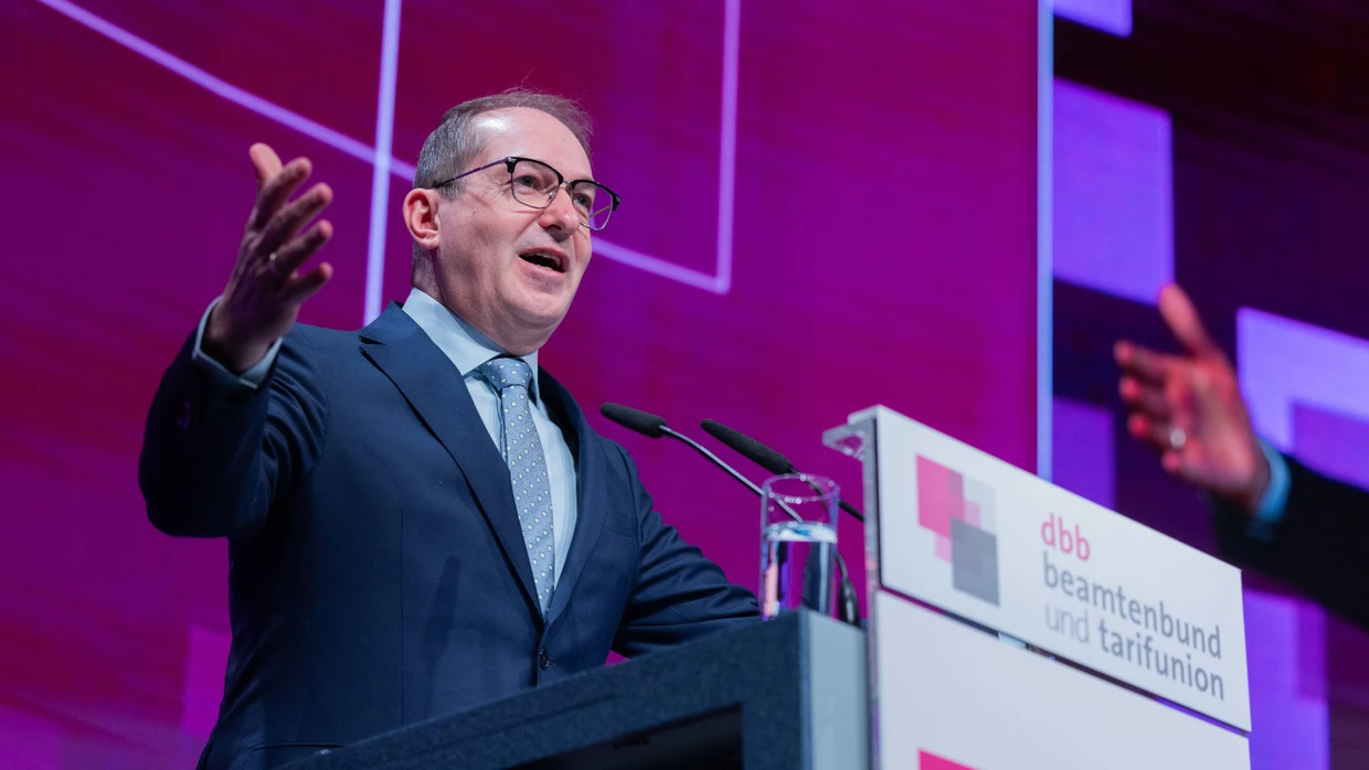 Federal Interior Minister Alexander Dobrindt (CSU) speaks at the 67th annual conference of the civil service association dbb in the Koelnmesse.