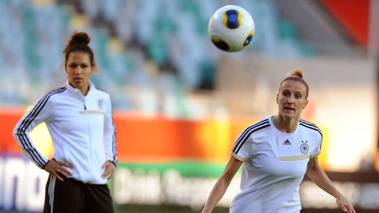 Außenseiterinnen: Anja Mittag (r.) und die angeschlagene Trainingszuschauerin Celia Okoyino da Mbabi