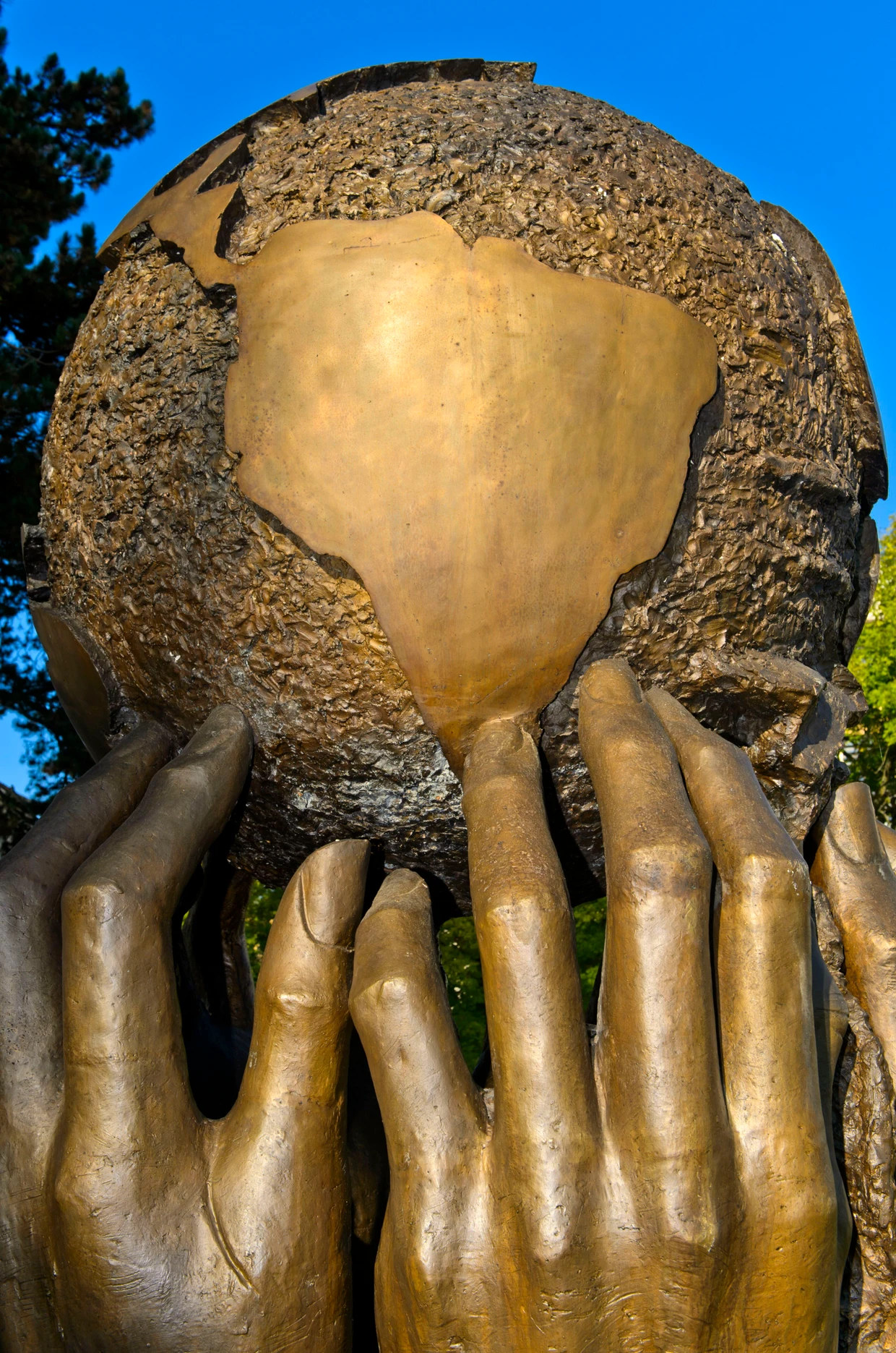 Die Skulptur „Gedanken und Wünsche“ steht in Genf.