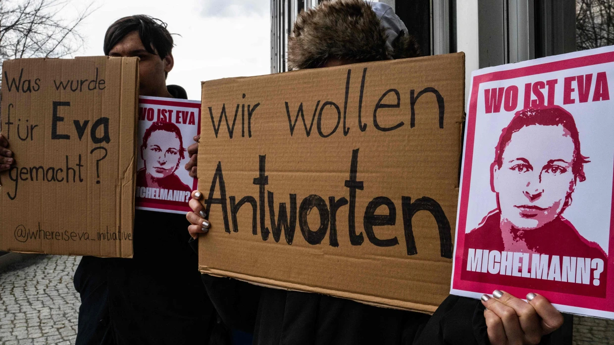  Aktivisten fragen nach dem Schicksal von Eva Maria Michelmann.