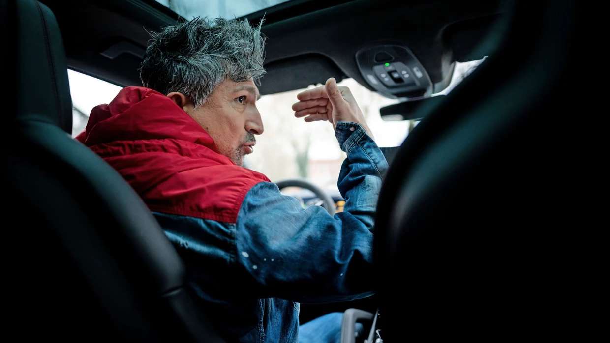 Chico zeigt im Porsche die Dortmunder Nordstadt: „In dem Haus hier kann man überall Kokain kaufen.“