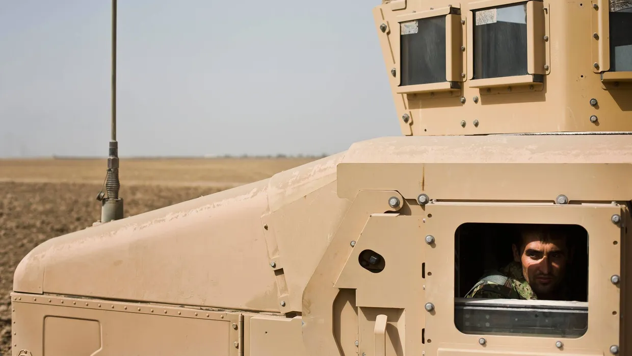 Die afghanische Armee bei einer Schießübung nahe dem deutschen Feldlager in Kundus