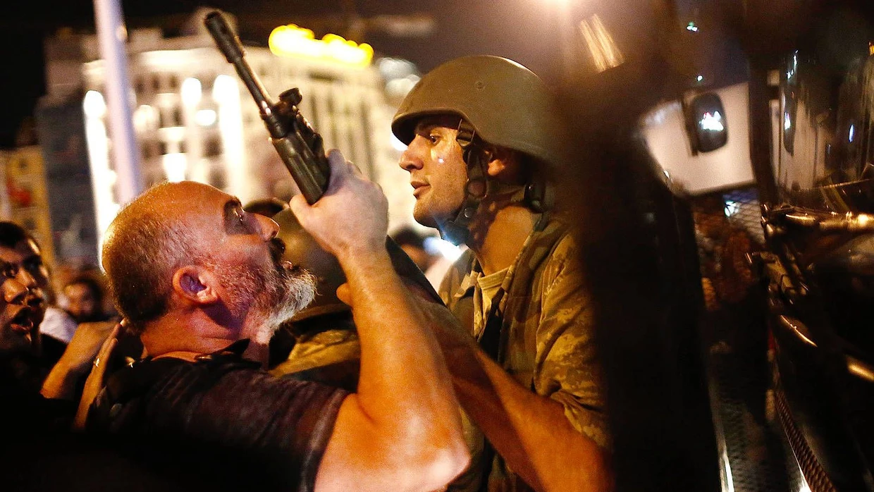 Ein türkischer Soldat und ein türkischer Polizist begegnen sich während des Putschversuchs in der Türkei im Juli 2016