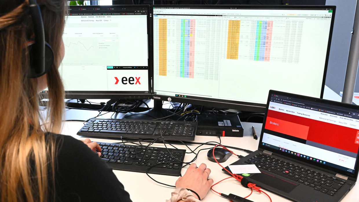 Börsenstormpreis reagiert auf Klimaanlagen: Eine Mitarbeiterin der Europäischen Energiebörse EEX arbeitet in der Marktsteuerun